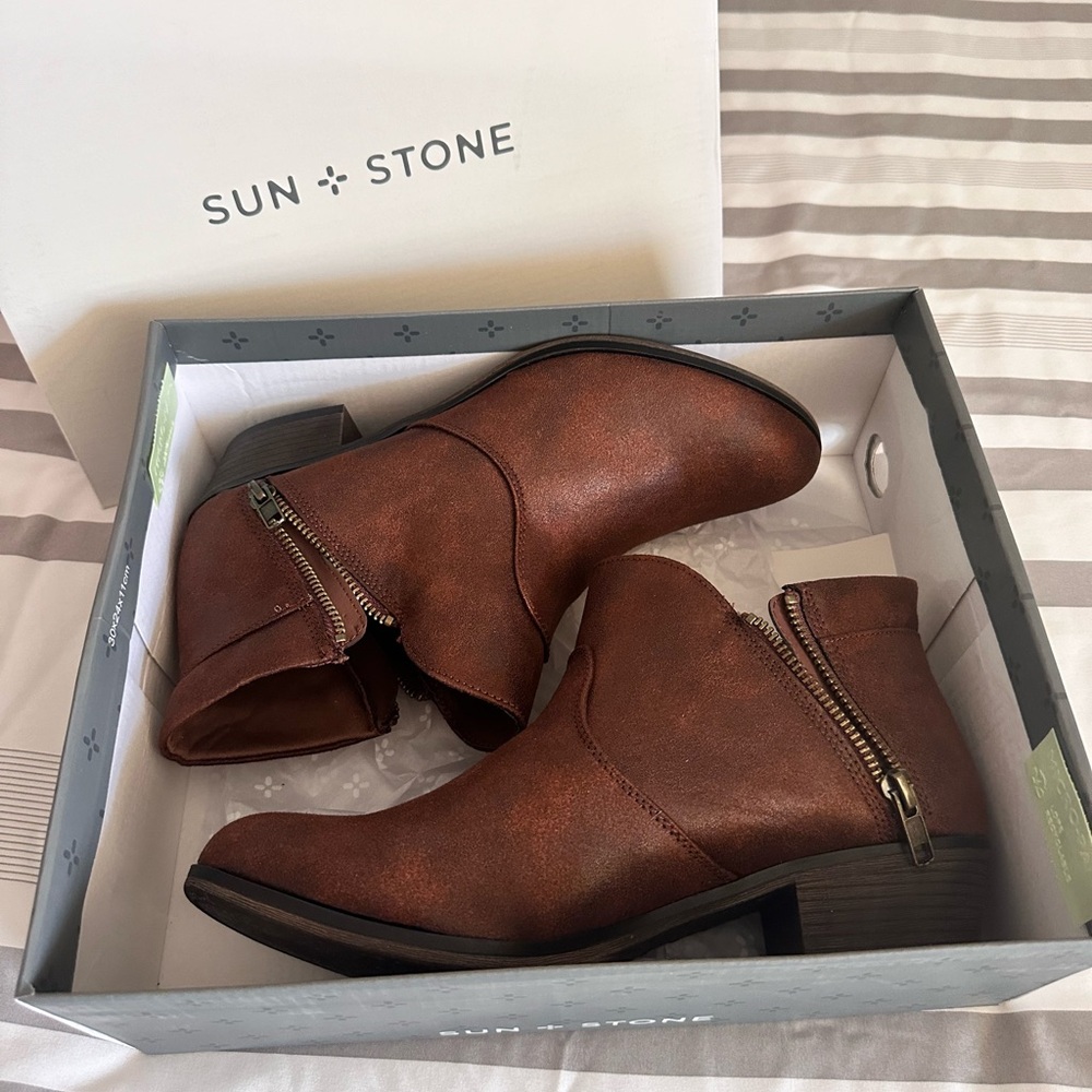 NEW IN BOX Abby double zip booties